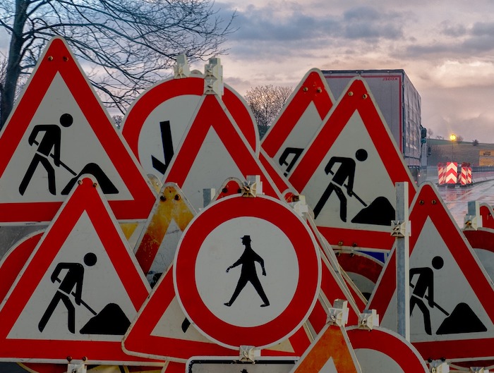 Sprofonda la strada in Corso Garibaldi a Novara, zona transennata