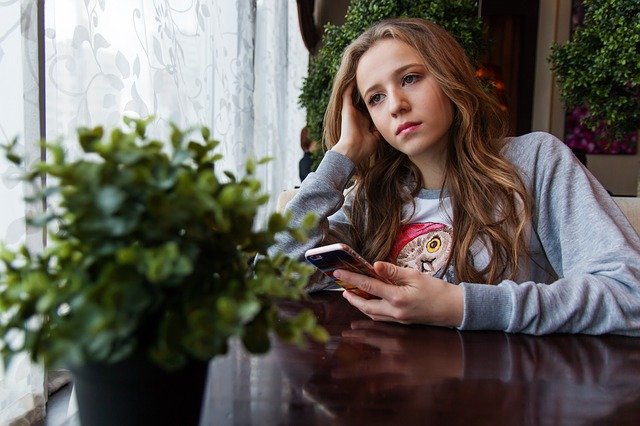 smartphone ragazza pensierosa