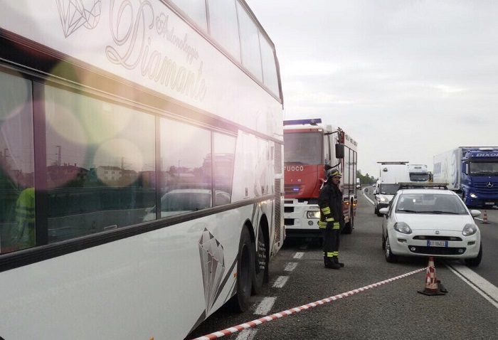 Pullman diretto a Torino, in avaria sulla A4. Pronto intervento dei Vigili del Fuoco