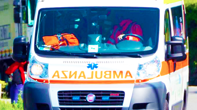Incidente tra auto e scooter, motociclista al Dea con ferite e contusioni plurime