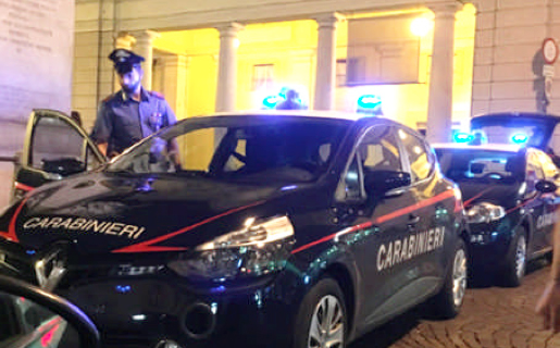 carabinieri due auto notte piazza Novara