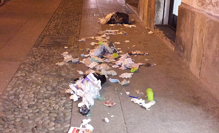 Centro e lungo lago ridotti ad immondezzaio con la Movida aronese. Gusmeroli: “Troppi turisti”