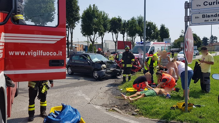 Due feriti per un incidente a Novara che ha coinvolto due auto