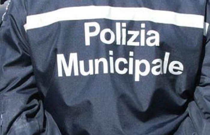 Trecate: colpisce un agente e non fornisce le generalità. Denunciato minorenne