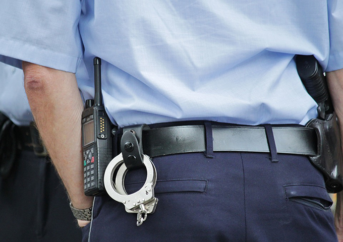 Aggredisce agenti di polizia e fugge. Arrestato 46enne novarese